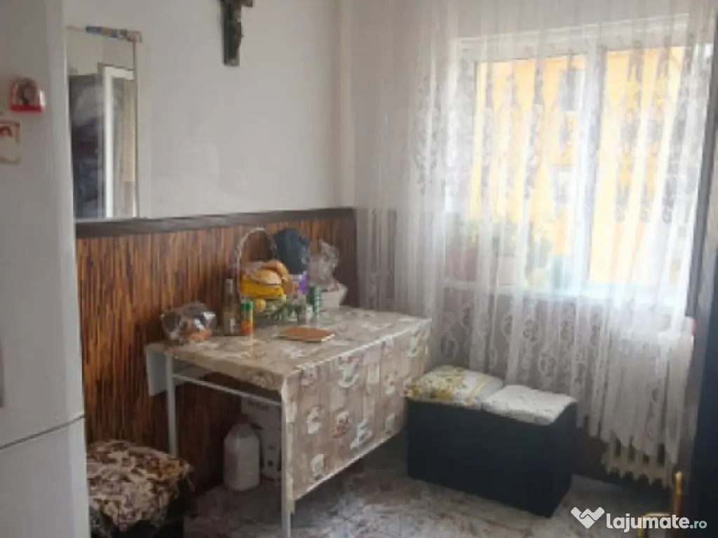 Apartament 3 camere, 38 mp, zona Piata Valea Rosie