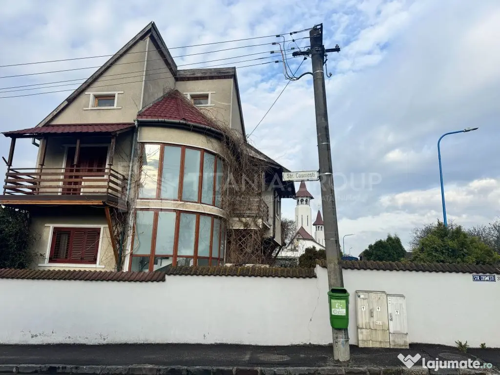 Casă individuală cochetă, cu priveliște, garaj, teren...