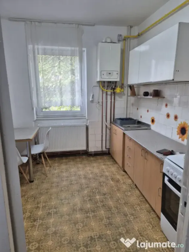 Apartament 3 camere, decomandat, 65 mp, etaj 1, zona Sasar