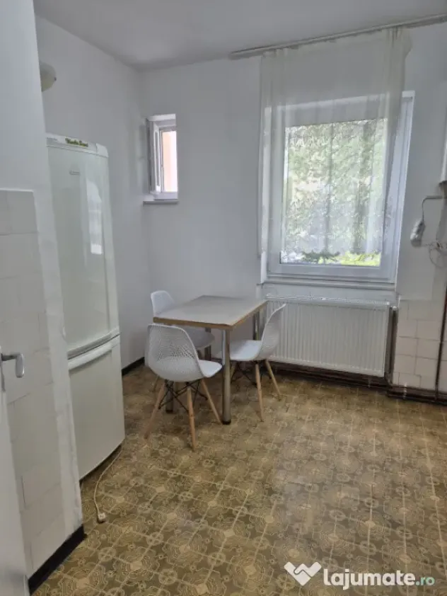Apartament 3 camere, decomandat, 65 mp, etaj 1, zona Sasar