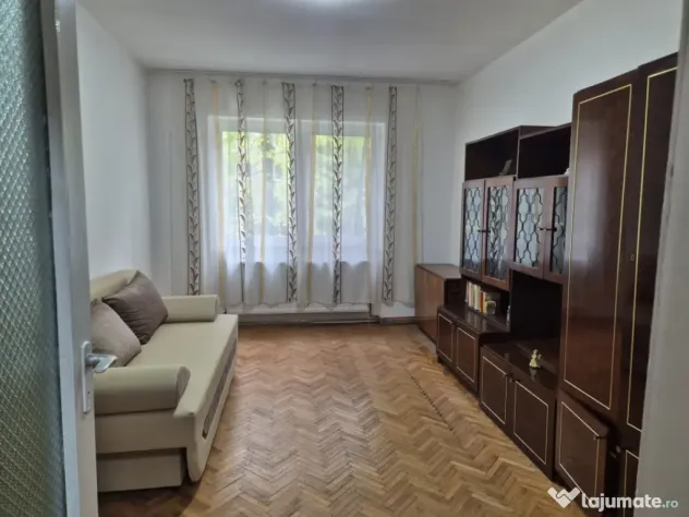 Apartament 3 camere, decomandat, 65 mp, etaj 1, zona Sasar