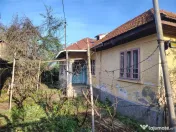 Casa batraneasca, cu toate utilitatile, locatie foarte buna 