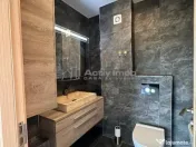 3 camere semidecomandat - 220 mp - terasa proprie 106 mp - I 