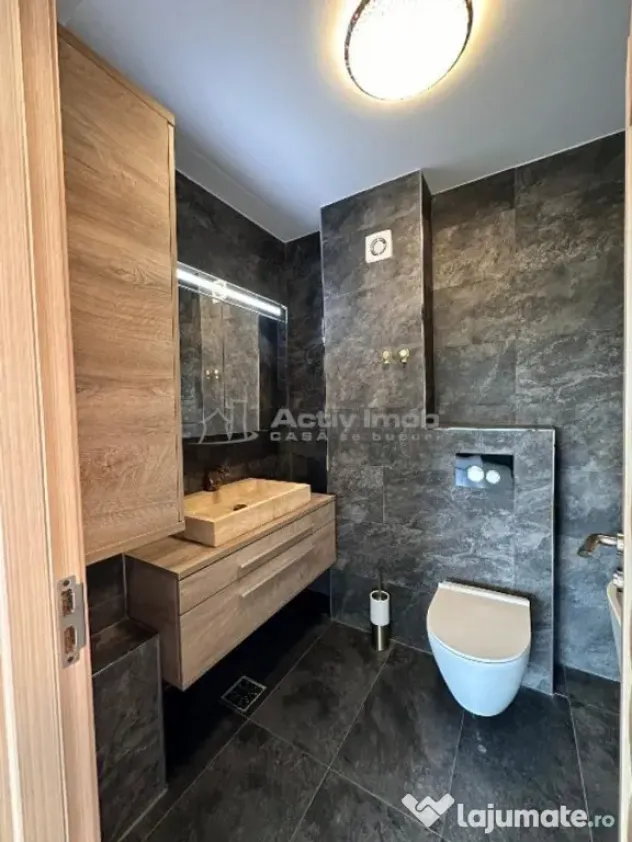 3 camere semidecomandat - 220 mp - terasa proprie 106 mp - I