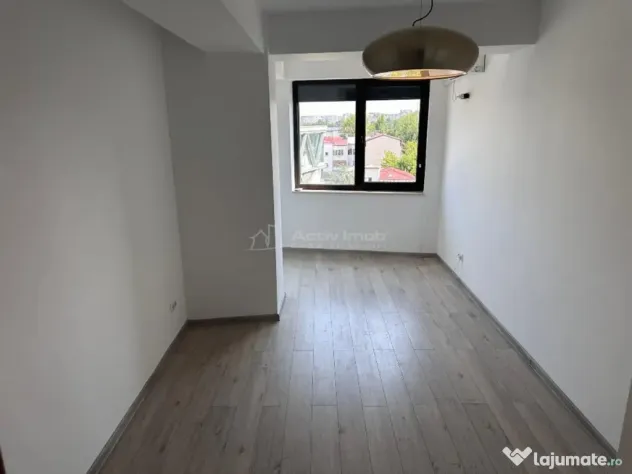 3 camere semidecomandat - 220 mp - terasa proprie 106 mp - I