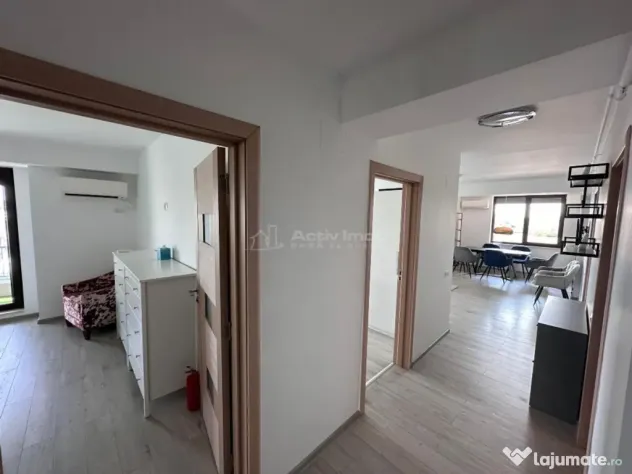 3 camere semidecomandat - 220 mp - terasa proprie 106 mp - I