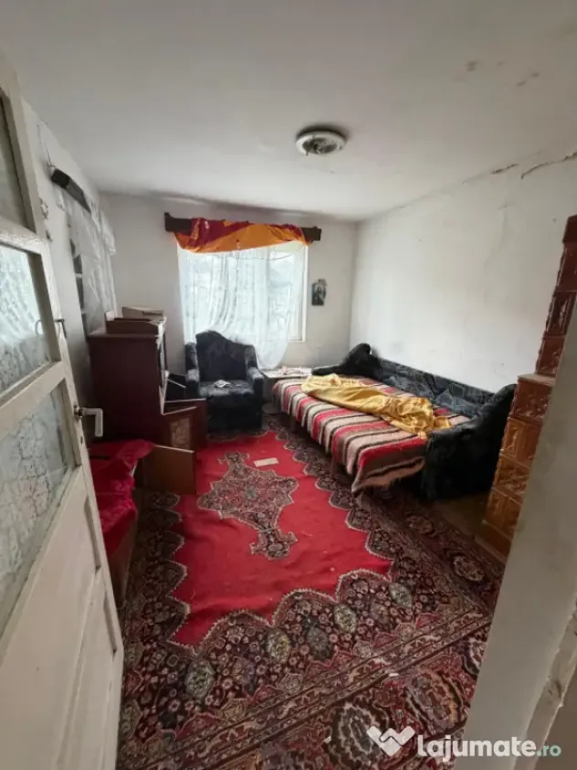 Casa de vanzare ,90 mp constructie ,teren 1400mp ,parcelabil