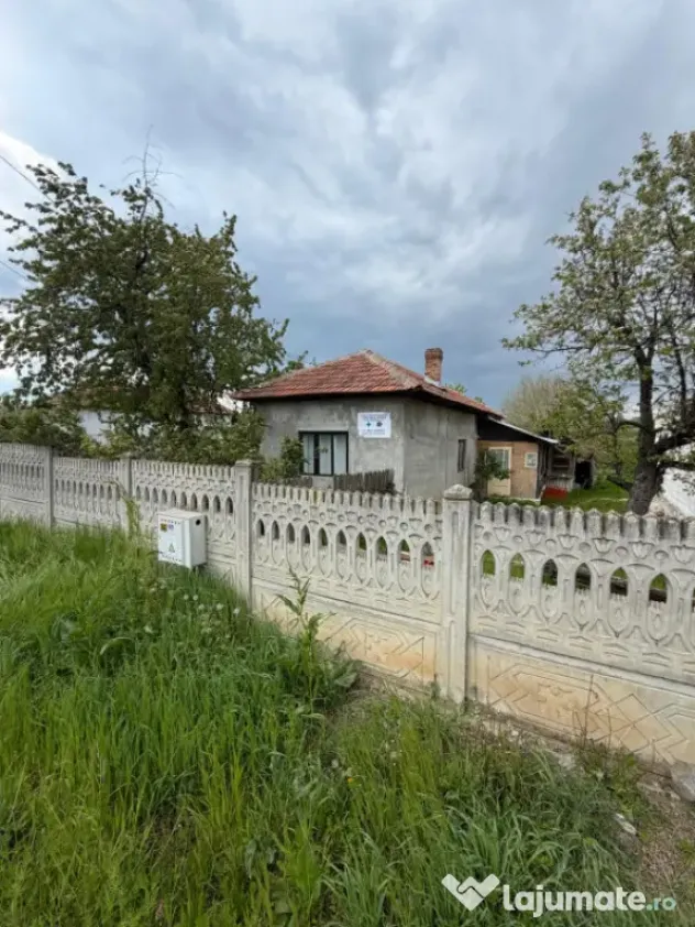 Casa de vanzare ,90 mp constructie ,teren 1400mp ,parcelabil