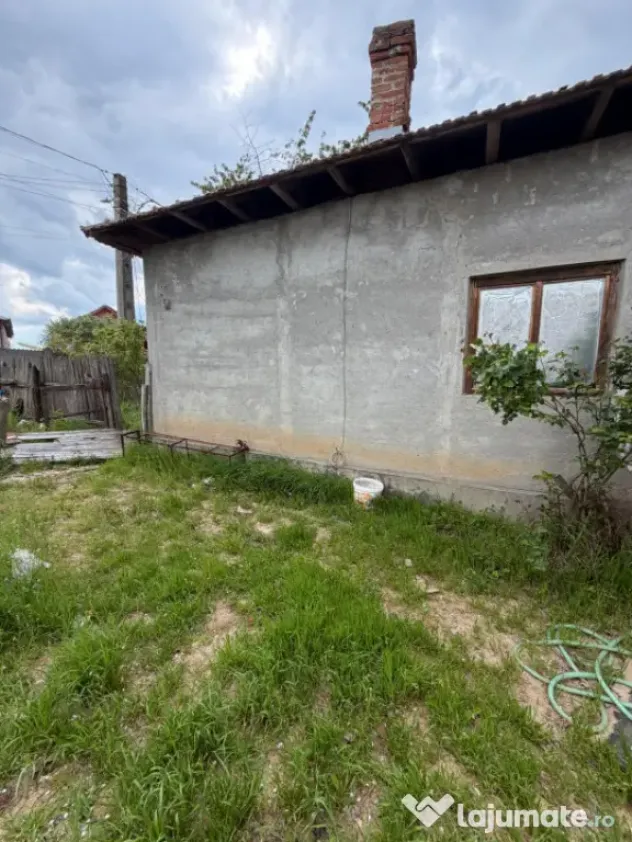 Casa de vanzare ,90 mp constructie ,teren 1400mp ,parcelabil