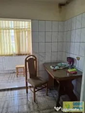 FAR, de vanzare 3 camere, decomandat, etaj 1, gaze 