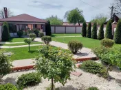 Casă complet utilată cu curte de poveste – la câteva... 