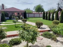 Casă complet utilată cu curte de poveste – la câteva...