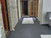 Casă complet utilată cu curte de poveste – la câteva... 