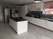 Casă complet utilată cu curte de poveste – la câteva... 