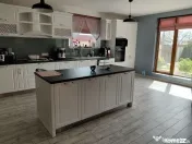 Casă complet utilată cu curte de poveste – la câteva...