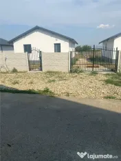 Case pe parter cu 3 camere-Teren 800 mp-Asfalt-Mutare imedia 