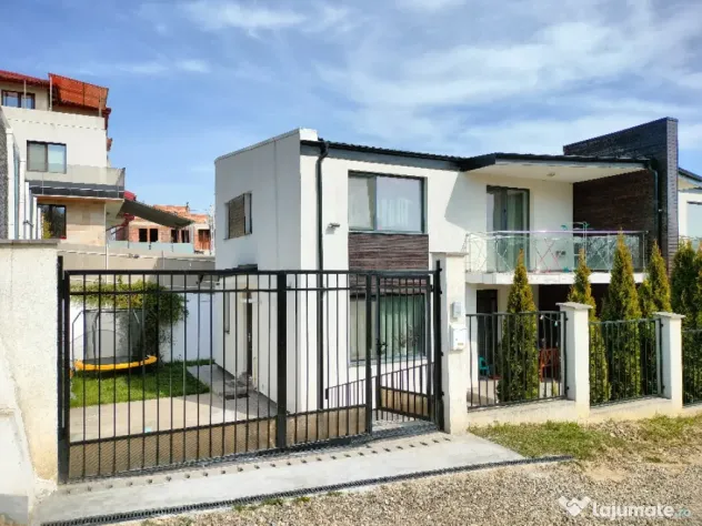 Casa duplex la capat lac Rediu