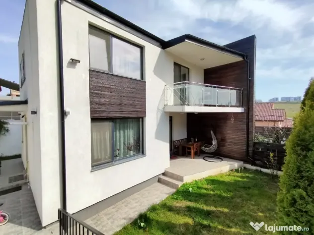 Casa duplex la capat lac Rediu