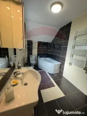 Casă / Vilă spațioasă cu curte mare de închiriat în... 