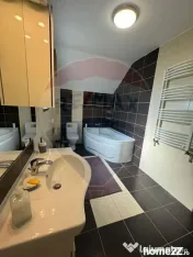 Casă / Vilă spațioasă cu curte mare de închiriat în...