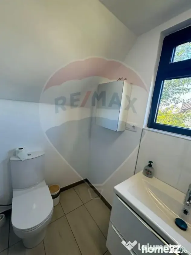Casă / Vilă spațioasă cu curte mare de închiriat în...