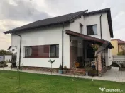 Casă Individuală Modernă cu Panouri Solare, Intrare Separ 