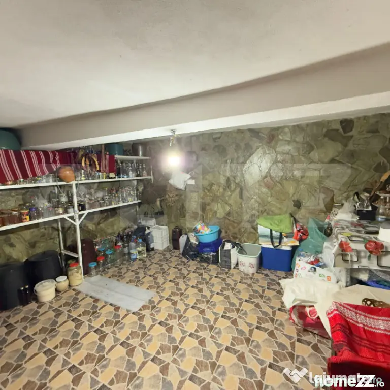 Casa de vanzare, la 10 km de orasul Targu Jiu - Targu Jiu (Gorj)