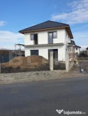 Casa individuala de vanzare in jucul de mijloc P+E 