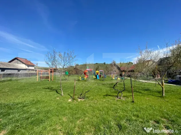 Teren generos de 2.752mp cu 2 casute si 2 anexe
