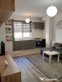 închiriez apartament 
