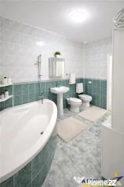 Casa in apreciabil potential,cu terase, curte,gradina echipa 