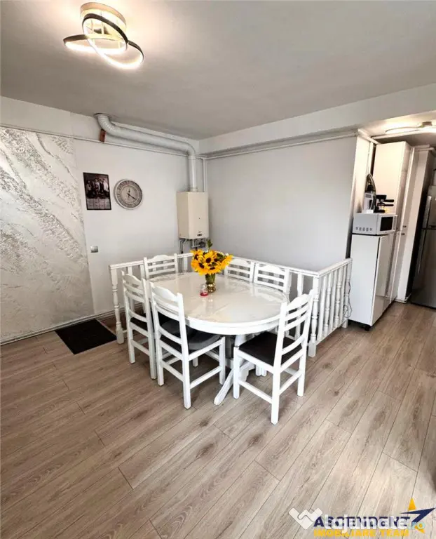 Casa in apreciabil potential,cu terase, curte,gradina echipa