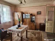 Casă de vânzare, cu teren în suprafață de 400 mp 