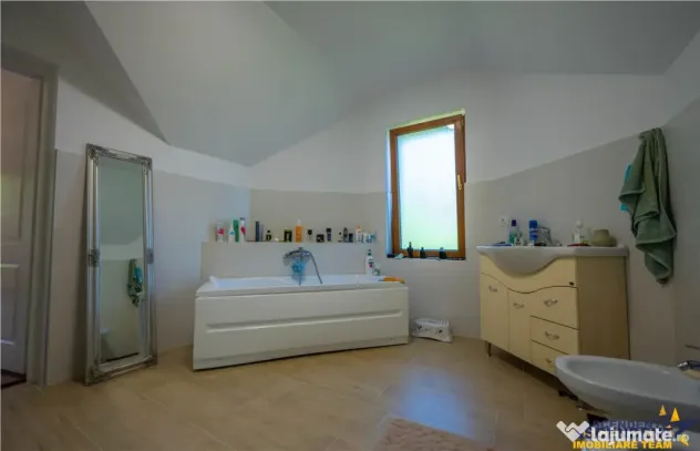 FILM! Resedinta nobiliara, in inima coltului verde al Vaii N