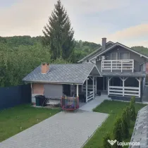 Vand casa de vacanta in Rastolita