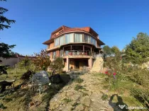 Vila superba cu deschidere la lac si piscina in Izvorani