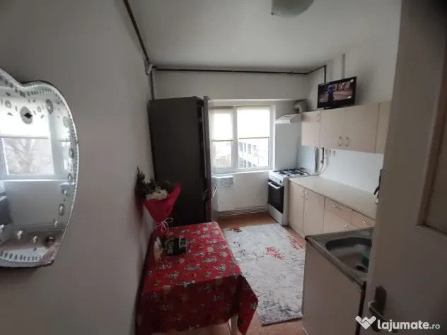 Închiriere apartament 3 camere decomandat zona Tic Tac