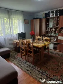 Casa de vanzare, recent renovata, intr o zona linistita.