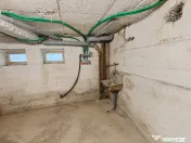Proprietate, 75 mp, piscină, beci și 2 garaje, zona Centra