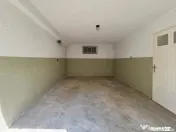 Proprietate, 75 mp, piscină, beci și 2 garaje, zona Centra