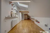 In Cartierul Evreiesc, casa 3 camere pivnita si mansarda ope 