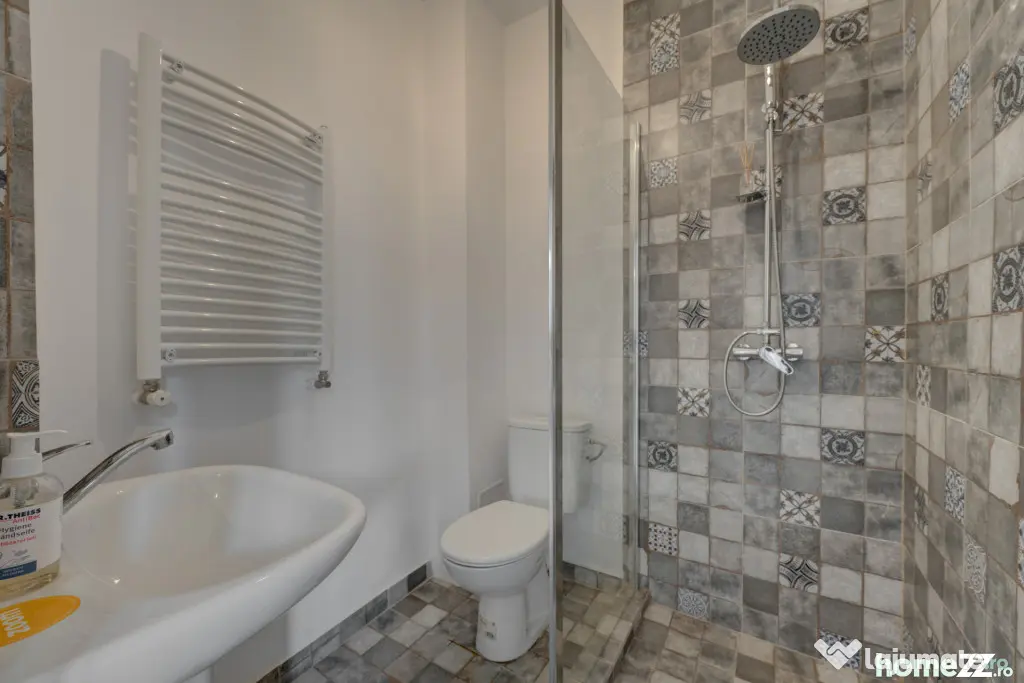 In Cartierul Evreiesc, casa 3 camere pivnita si mansarda ope
