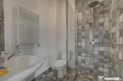In Cartierul Evreiesc, casa 3 camere pivnita si mansarda ope