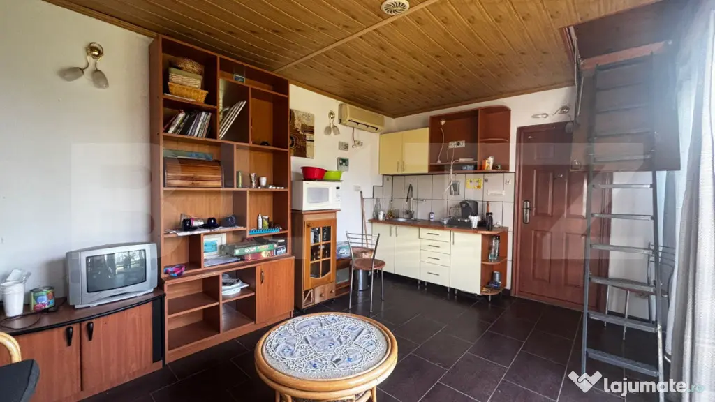 Căsuță de vacanță utilată, teren 720 mp, piscină, zon