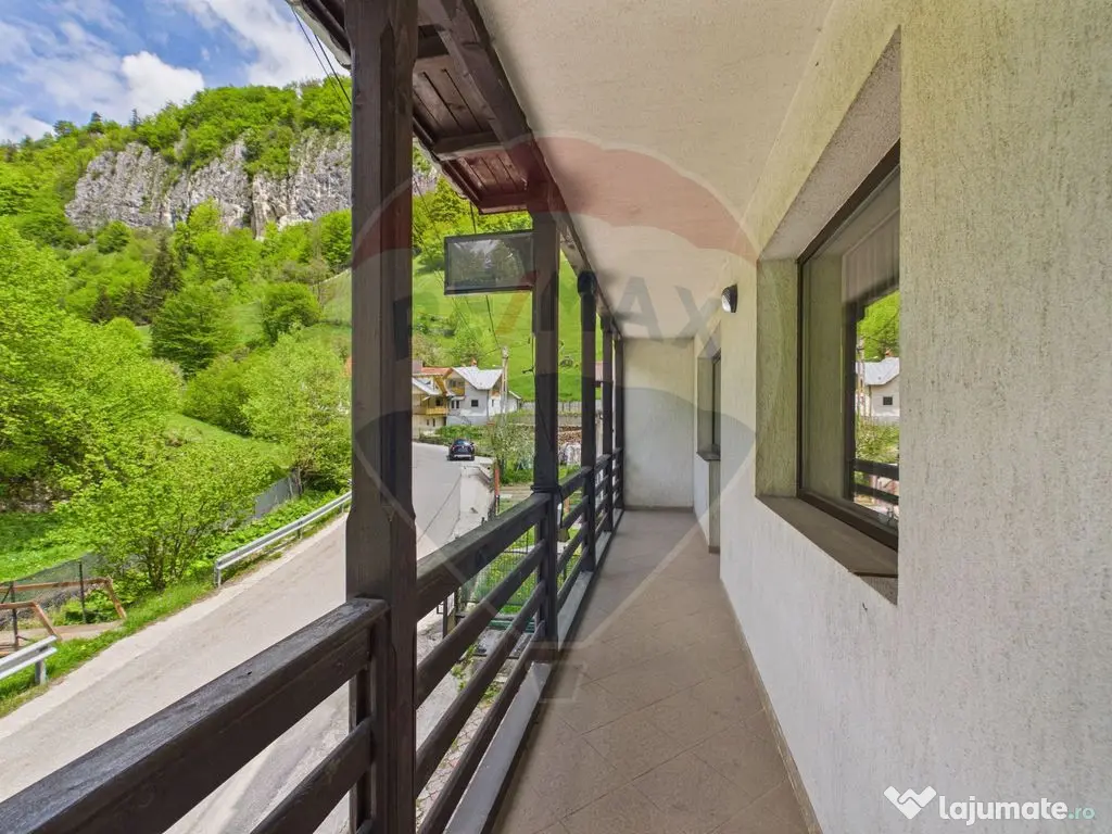 Pensiune/casa montană 9 camere în Dâmbovicioara, comis...
