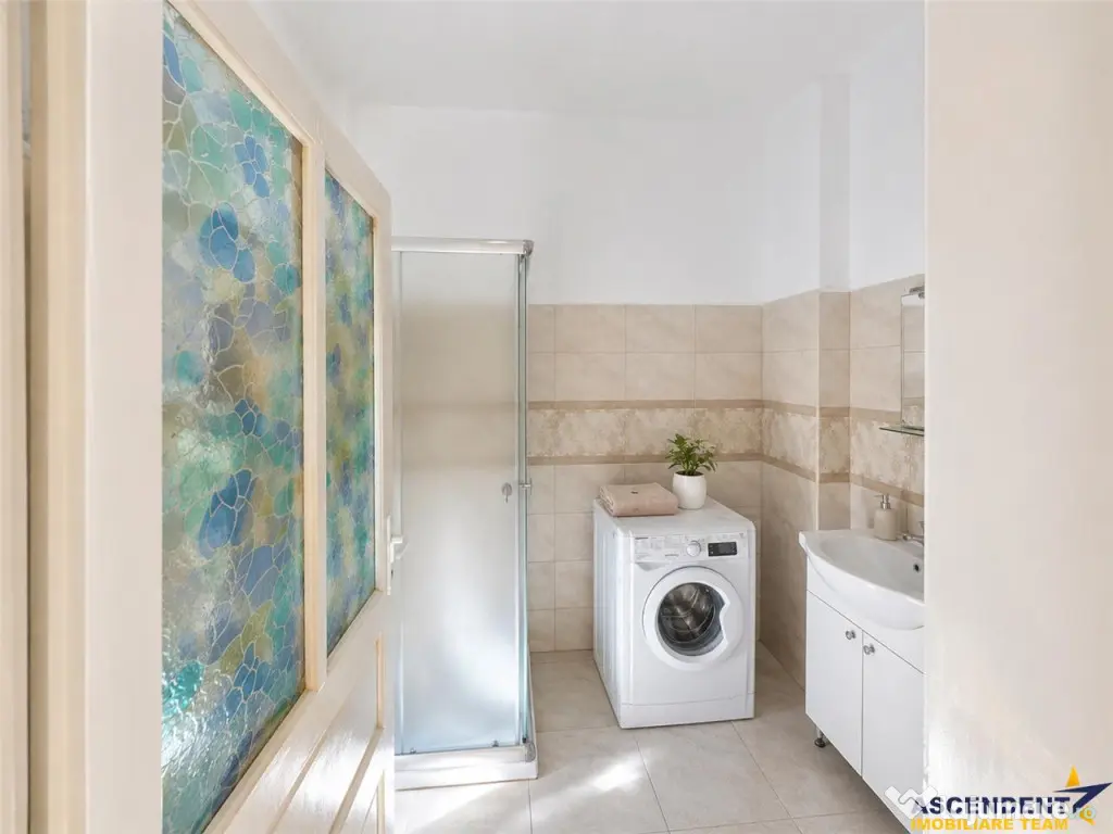 Casa cu spatiu comercial, 1.000mp teren anexe, areal Central