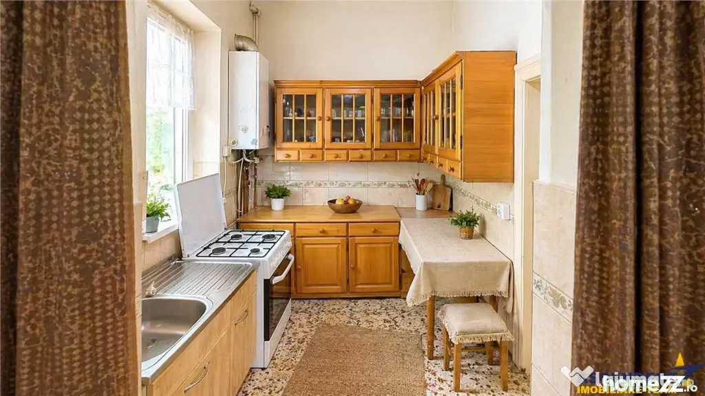 Casa cu spatiu comercial, 1.000mp teren anexe, areal Central