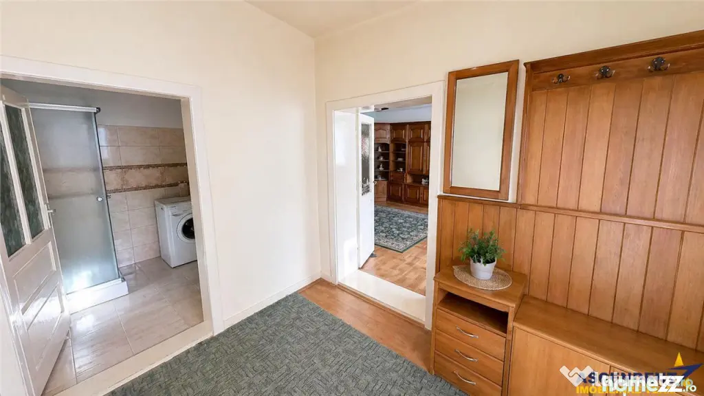 Casa cu spatiu comercial, 1.000mp teren anexe, areal Central