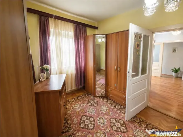 Casa cu spatiu comercial, 1.000mp teren anexe, areal Central