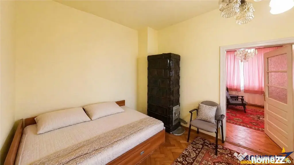 Casa cu spatiu comercial, 1.000mp teren anexe, areal Central